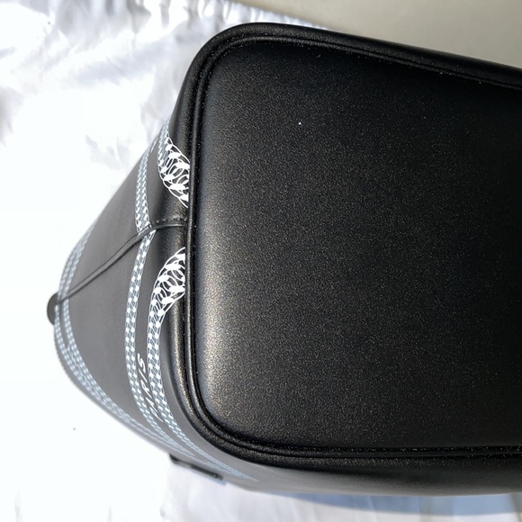 Givenchy Wing Tote w/ detachable pouch. - Picture 4 of 11